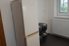 Lednice a odpadkové koše na tříděny odpad